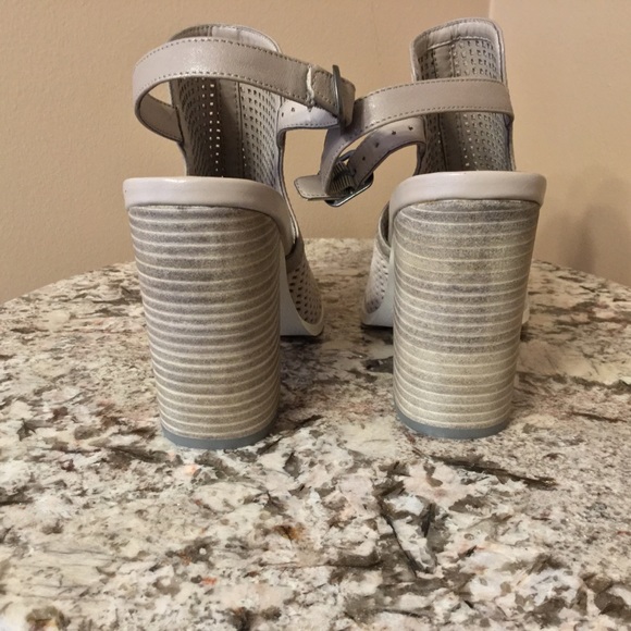 Kelsi Dagger perforated leather shoes . Size 8M - Picture 7 of 8